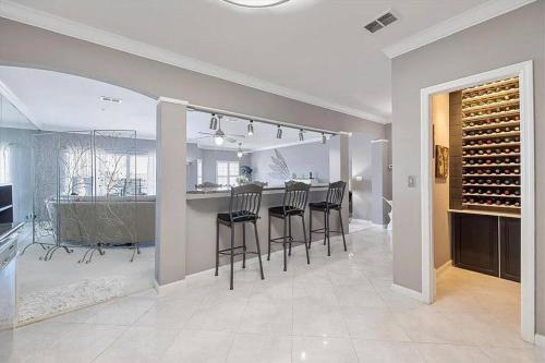 Harbor Central Penthouse near Dewey Destin Harborside