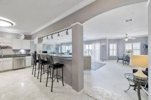 Harbor Central Penthouse near Dewey Destin Harborside