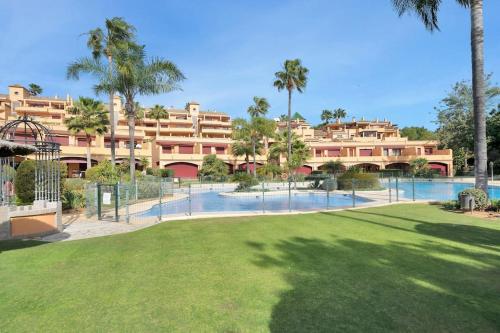 Lujoso adosado frente al mar con piscina y jardín - RIVIERA ANDALUZA 3