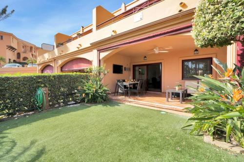 Lujoso adosado frente al mar con piscina y jardín - RIVIERA ANDALUZA 3