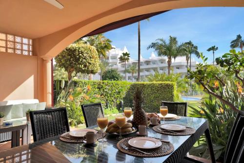 Lujoso adosado frente al mar con piscina y jardín - RIVIERA ANDALUZA 3