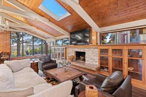 Mountain Top Luxury Red Rocks Hot tub Sauna Views in Golden, USA