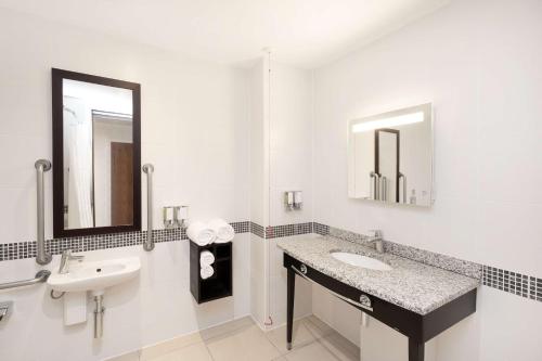 Hampton by Hilton Sheffield - image 2