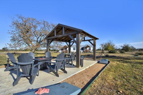 Windmill Meadows Cottages-Firepit-Hill Country Views!!