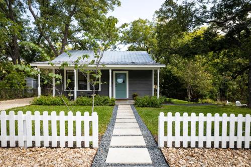 Creeks Edge Peaceful Retreat with Firepit