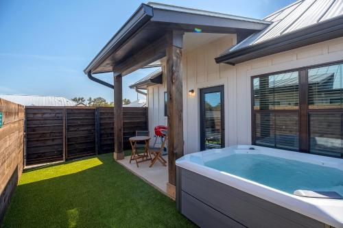 The Mertzes Digs with Hot Tub in Fredericksburg, USA