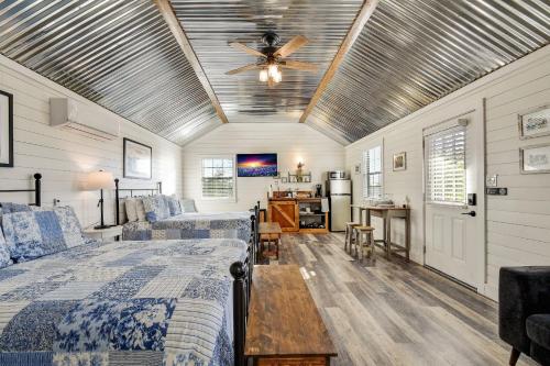 Bonny Bluebonnets Cottage with Stunning Hill Country Views