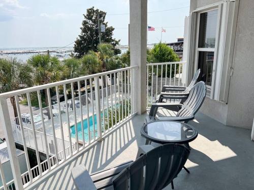 Destin Harbor Getaway near Dewey Destin Harborside