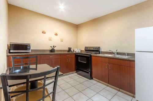 Comfort Inn & Suites Airport Convention Center Comfort Inn & Suites Airport Convention Center