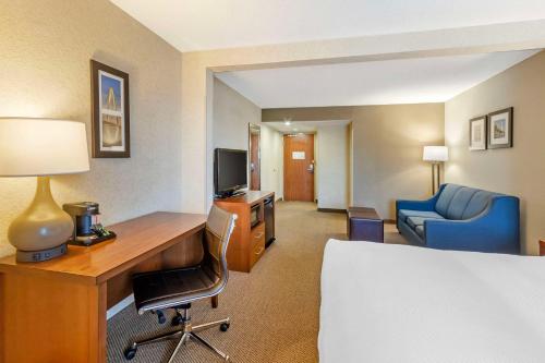 Comfort Inn & Suites Airport Convention Center Comfort Inn & Suites Airport Convention Center