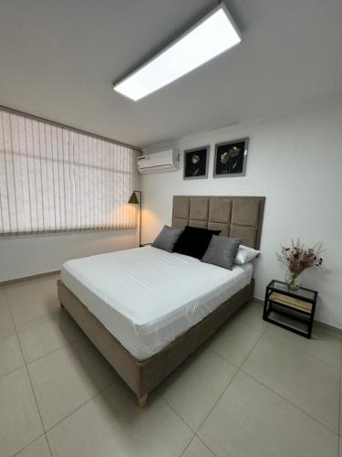 . Apto estudio con parqueadero y wifi.