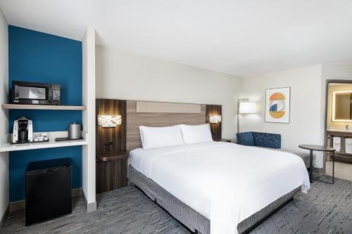 Holiday Inn Express Atlanta West - Theme Park Area, an IHG Hotel