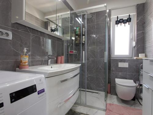 Apartments with parking space Kastel Stari Kastela - 22590 - image 3