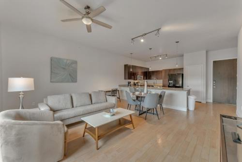 Cs 3206 Elegant 2br , Pool, Gym, Parking in Dallas, USA