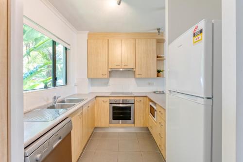 Two-Bedroom Apartment room in Unit 4 @ Tropical Reef Apartments