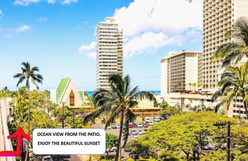 UNIQUE CONDO I Massive Patio I Modern 1BR Banyan I Washer Dryer I Free parking I 5' Beach