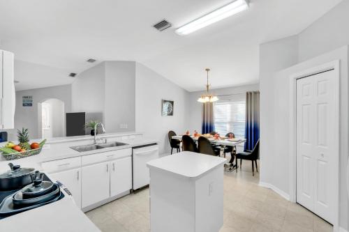 Happy place! 2 king beds, hot tub, free parking in Riverview, USA