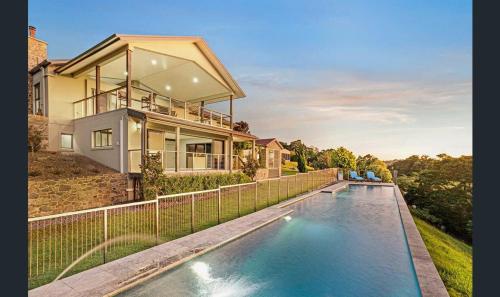 New Tranquil Hinterland Retreat Stunning Views