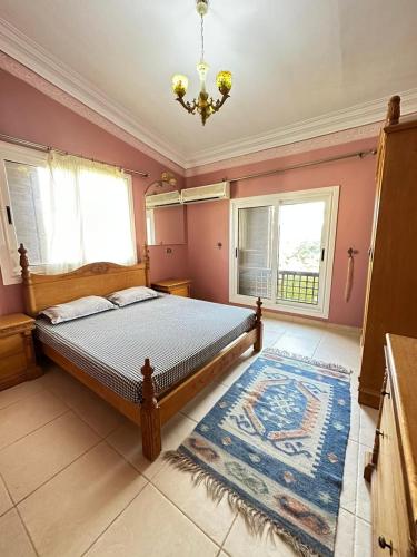 فيلا للايجار بحمام سباحه خاص فى مارينا تانى صف بحيره رمليه