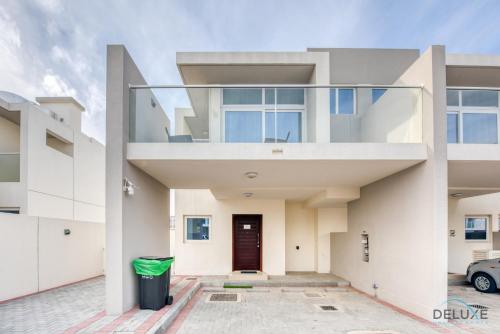 Tranquil 3BR Townhouse at Albizia Damac Hills 2 by Deluxe Holiday Homes, Dubaï