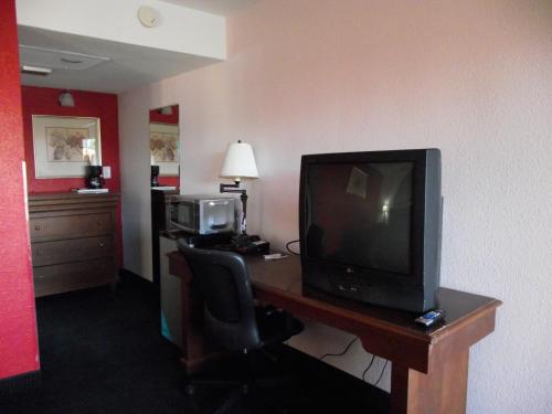 Americas Best Value Inn Harrisburg - image 7