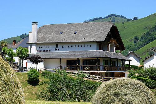 Logis Hôtel Etchemaïté - Hotel - Larrau