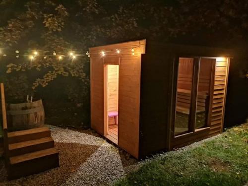 Kert, Dziki zakątek Piskornia dom z podgrzewanym basenem, sauną,balią,jacuzzi (Dziki zakatek Piskornia dom z podgrzewanym basenem, sauna,balia,jacuzzi) in Sobieski