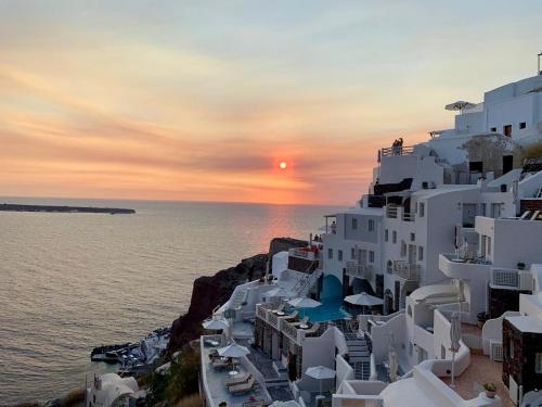 Oia Angle Cavehouse Santorini