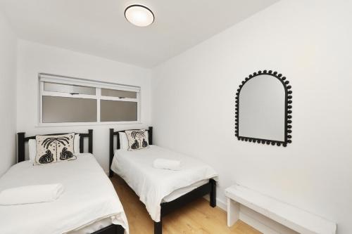 Mountain facing 2 bedroom apartment - image 10