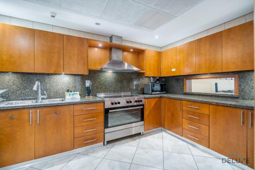 Sophisticated 3BR w/ Assistant’s Room at Al Fattan Marine Towers 2 JBR by Deluxe Holiday Homes, Dubai (photo 5)