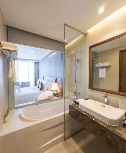 room detail thumbnail 2