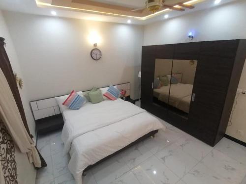 Edge of Islamabad Entrance - image 8