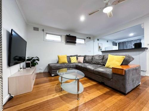 صالة مشتركة/ منطقة التلفزيون, Large Peaceful 4 Bedroom Home in Wantirna