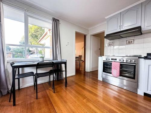 مطبخ, Large Peaceful 4 Bedroom Home in Wantirna