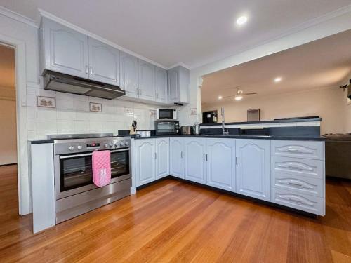مطبخ, Large Peaceful 4 Bedroom Home in Wantirna
