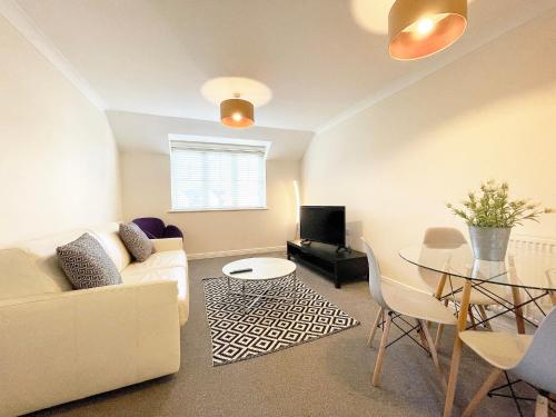 Travaal.©om - 2 Bedroom Apartment - Farnborough