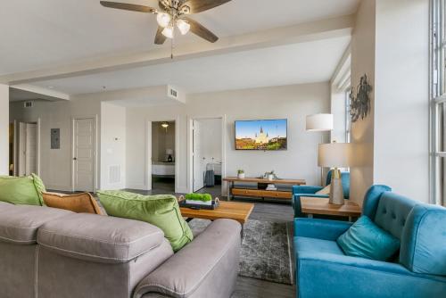 Spacious 4BR Luxury Condo Steps to French Quarter