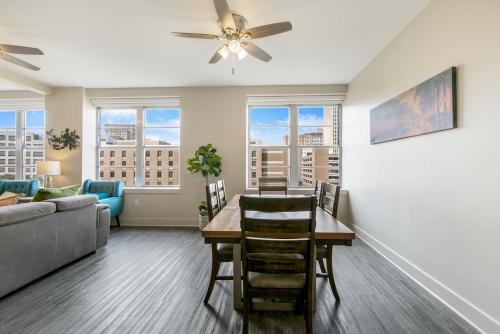 Spacious 4BR Luxury Condo Steps to French Quarter - 편의 시설/서비스