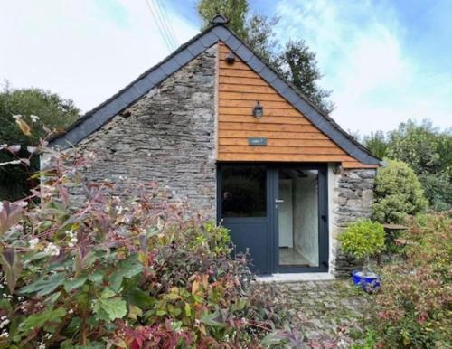 Stable Chambre d'Hôte at Kergudon, CdH with pool gîte à louer Quélennec