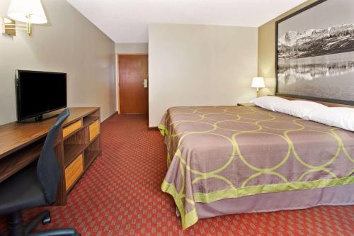 Super 8 by Wyndham Longmont/Del Camino - image 11