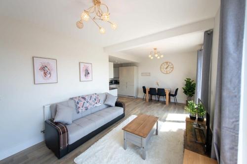 Modern 2 Bed Apartment in Crawley - Sleeps 5