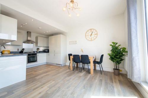 Modern 2 Bed Apartment in Crawley - Sleeps 5