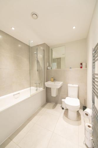 Modern 2 Bed Apartment in Crawley - Sleeps 5