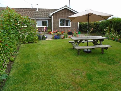 Immaculate 2 bedroom bungalow close to beaches