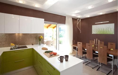 virtuve, Lovely Home In Karojba With Sauna in Karojba