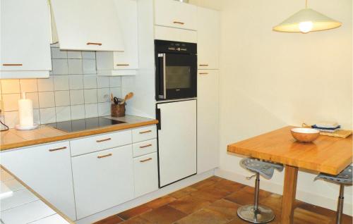 Konyha, 3 Bedroom Lovely Home In St Didier in Saint-Didier