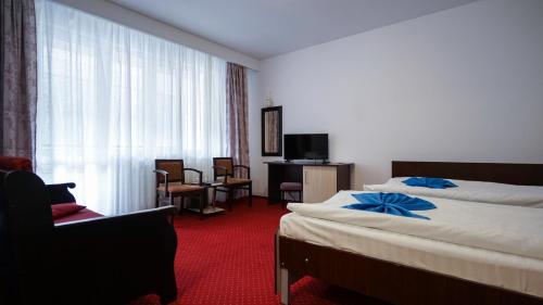 2 twin beds, 1 sofa bed