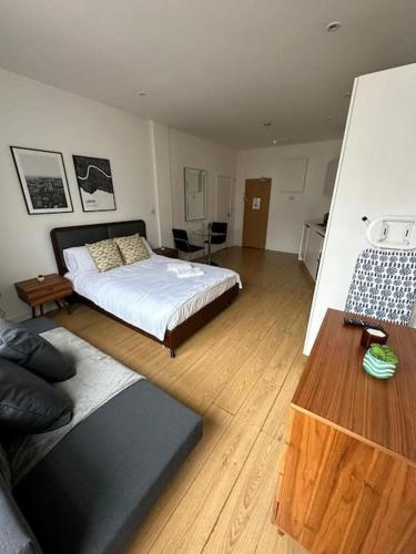 Central London Gem 1 BR Flat Piccadilly Circus VR8, Londres
