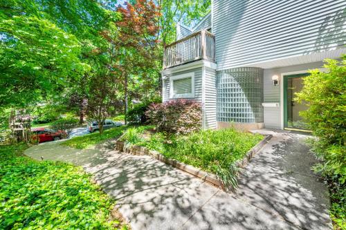 Retro Loft steps from Duke