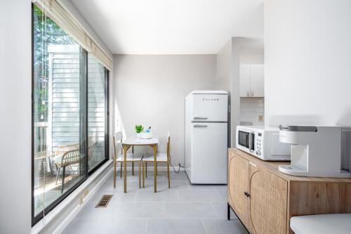 Retro Loft steps from Duke